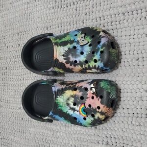 CROCS Kids Tie-Dye Clogs with Charms Size J4